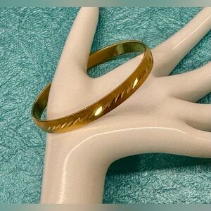 Monet Gold-Tone Etched Bangle Bracelet • 7.75” ✨